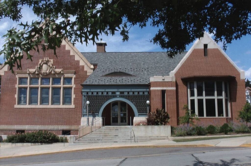 The outside of Oakmont Carnegie Library.